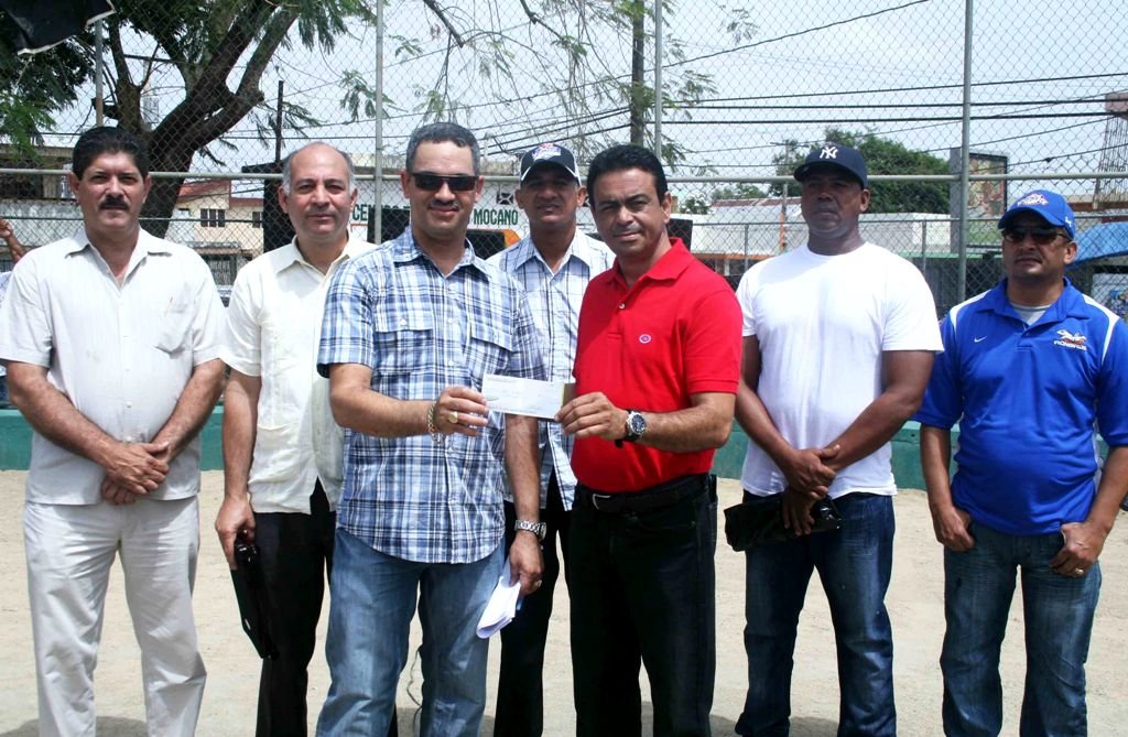 El diputado Carlos García entrega un cheque para soporte del evento